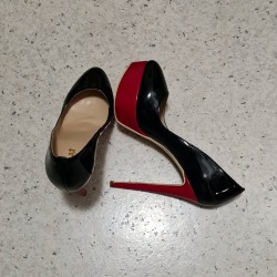 Schwarz-rote Lackheels