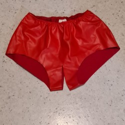 Rote Latex-Hotpants