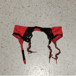 Rot-schwarzer Strapsgürtel