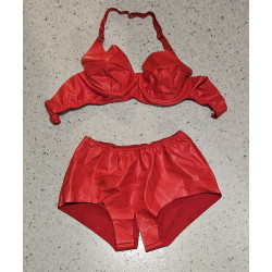 Rotes Latexoutfit
