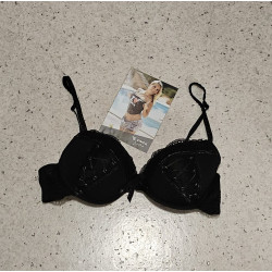 Schwarzer BH mit Autogramm